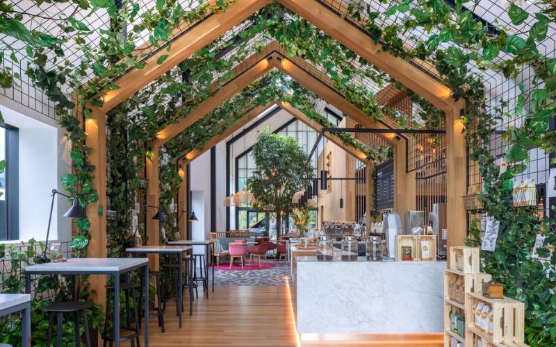 Không gian mở giúp quán cafe nhỏ thông thoáng và tối ưu diện tích