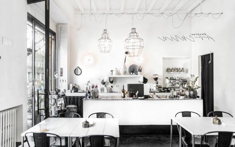 Màu sắc trắng đen phù hợp với thiết kế quán cafe nhỏ đẹp giá rẻ