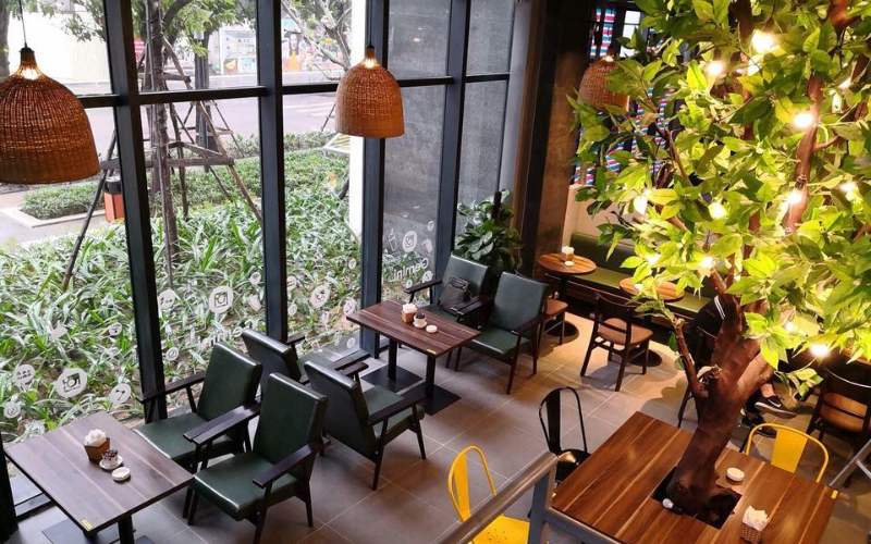 Quán cafe nhỏ đón ánh sáng tự nhiên giúp tạo không gian mở