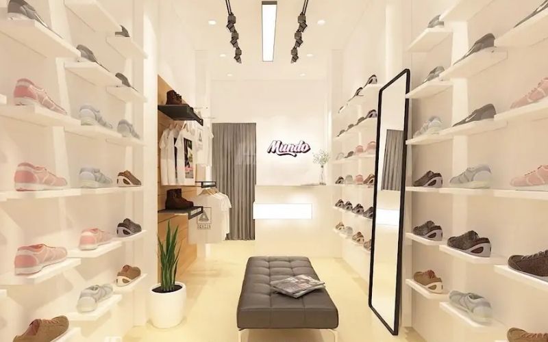 Lắp gương sát sàn để tạo cảm giác rộng hơn cho những shop giày nhỏ