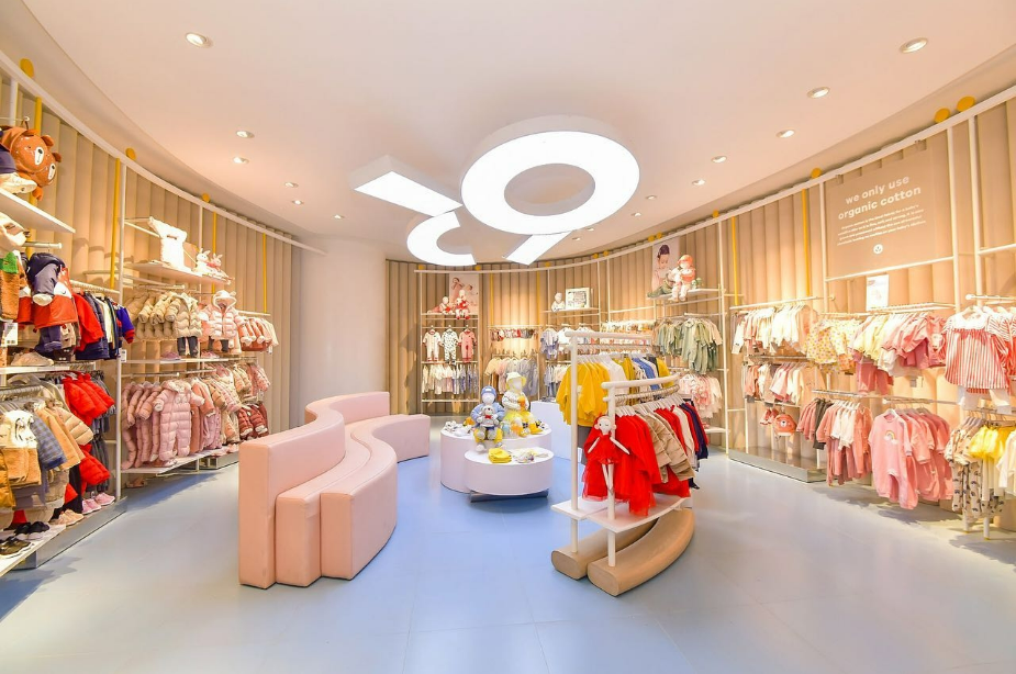 Tiếp tục là một thiết kế ấn tượng với màu sắc tươi sáng cùng thiết kế độc đáo. Một chiếc ghế ngồi chờ ấn tượng cùng với một bàn toàn đồ chơi thu hút sự chú ý của các bé.