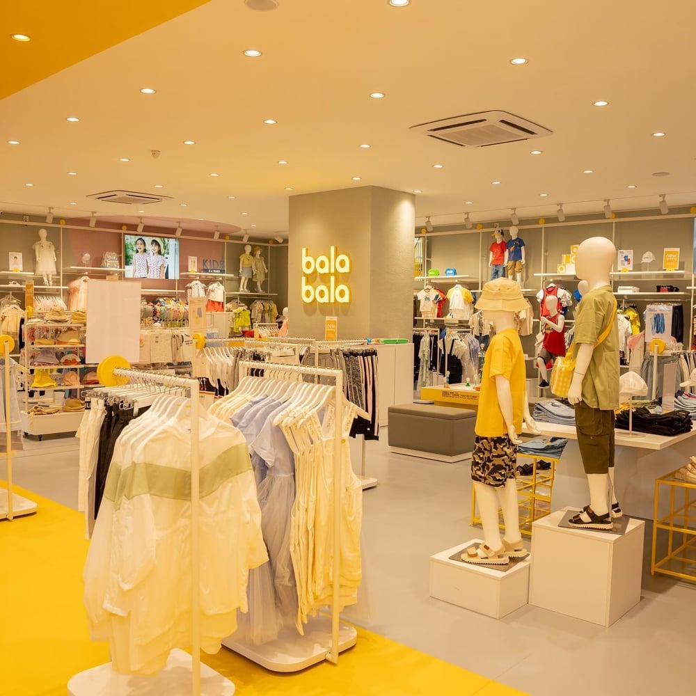 Nếu bạn đang có ý định mở một cửa hàng thời trang cho trẻ bao gồm quần áo, phụ kiện, giày thì nên cân nhắc mẫu thiết kế hiện đại, tươi trẻ này. Nhiều sự lựa chọn trong cùng một không gian sẽ giúp các bậc phụ huynh tiết kiệm thời gian di chuyển.