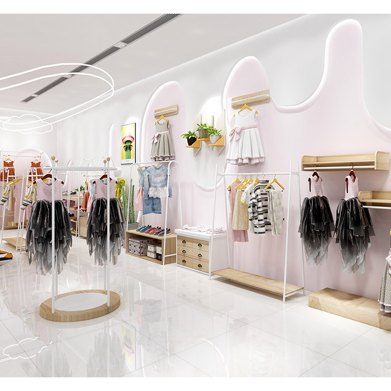 Phong cách năng động: Tông màu trắng và hồng rất phù hợp với thị hiếu của những khách nữ nhí. Trang phục được trưng bày trên các sào  đơn, nhỏ, gọn gợi lên sự tươi sáng và tránh tạo vật cản cho các bố mẹ và bé khi mua sắm.