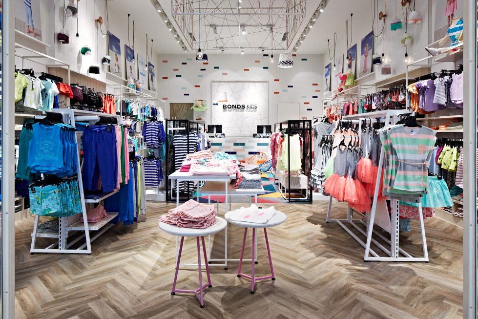 Nếu cửa hàng của bạn hạn chế về mặt không gian có thể áp dụng thiết kế theo phong cách tối giản. Tận dụng tối đa không gian, ưu tiên dùng các vật dụng có thiết kế đơn giản, không chiếm nhiều diện tích sàn để vừa bày trí được nhiều mẫu mã vừa không tạo cảm giác ngột ngạt.