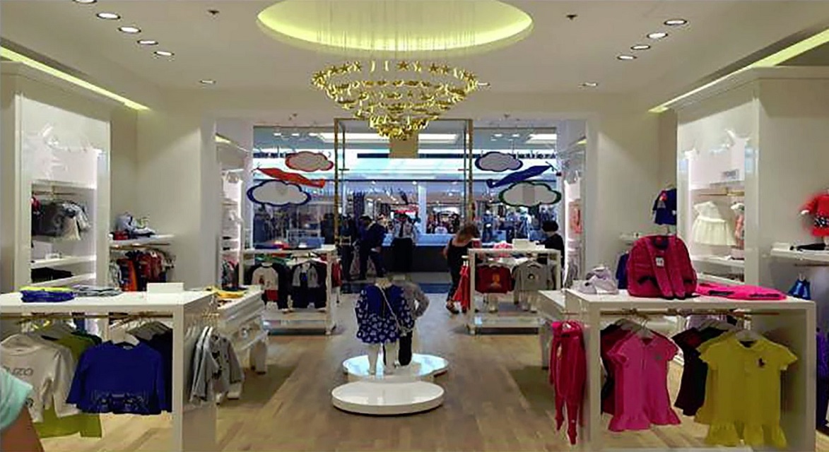 Đây cũng là một mẫu thiết kế khá đơn giản dành cho những ai có nhu cầu. Điểm nhấn trong thiết kế này chính là phần trang trí ở cửa chính, những họa tiết đám mây, máy bay sẽ thu hút được sự chú ý của các bé và thôi thúc các bậc phụ huynh muốn bước vào cửa hàng của bạn.